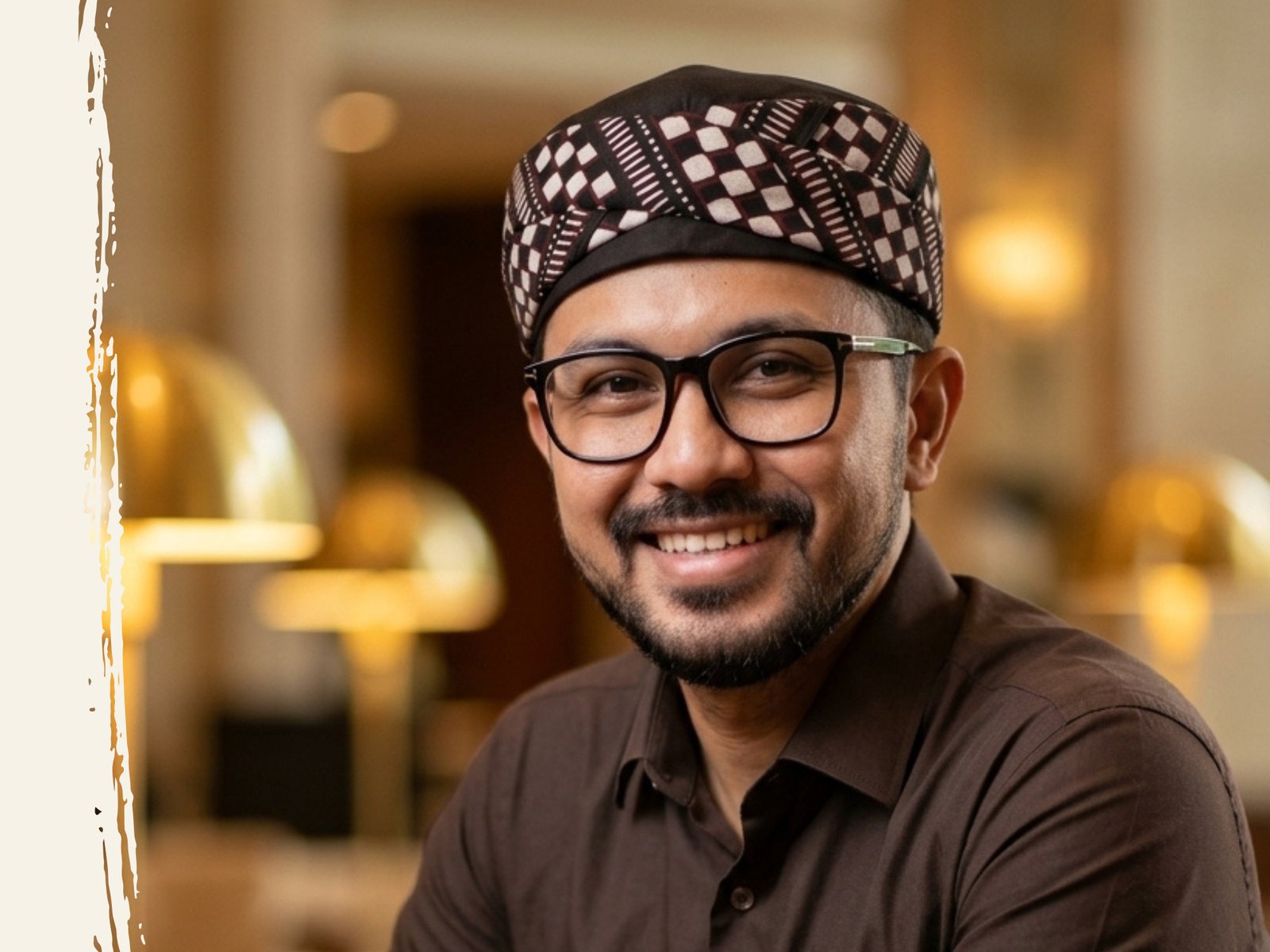 Model memakai peci batik motif Sogan Klasik